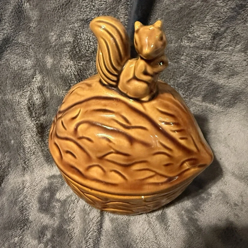 Vintage squirrel and nut covered bowl made in‎ Taiwan